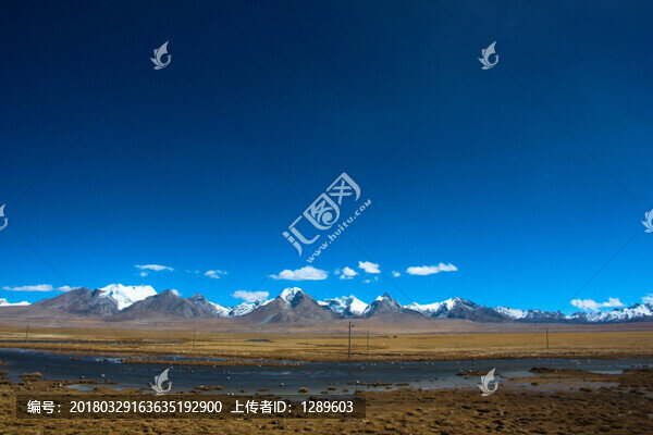 雪山下結(jié)冰的多情湖