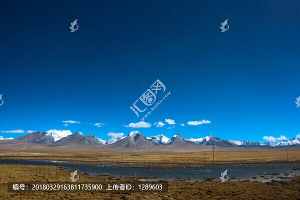 雪山下結(jié)冰的多情湖