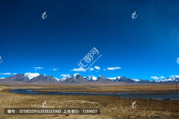 雪山下結(jié)冰的多情湖
