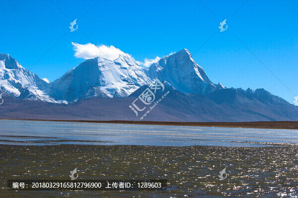 雪山下結(jié)冰的多情湖