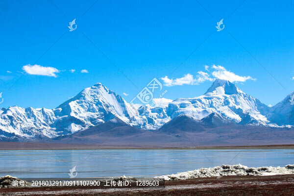 雪山下結(jié)冰的多情湖