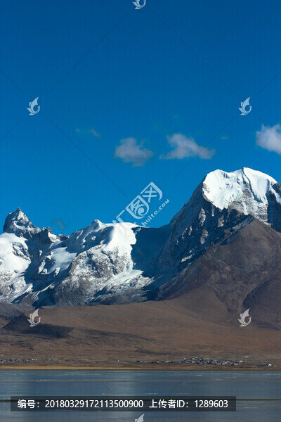 雪山下結(jié)冰的多情湖