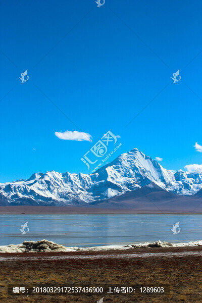 雪山下結冰的多情湖