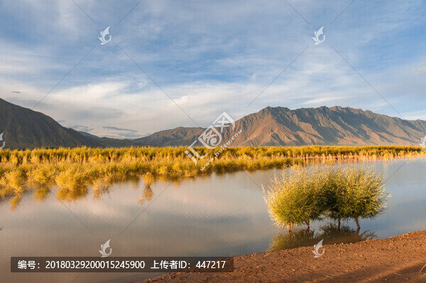 西藏雅魯藏布江秋色