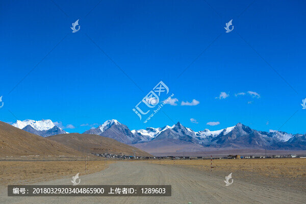 雪山下的小鎮(zhèn)