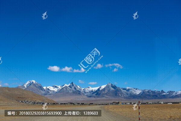 雪山下的小鎮(zhèn)