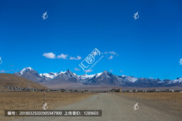 雪山下的小鎮(zhèn)