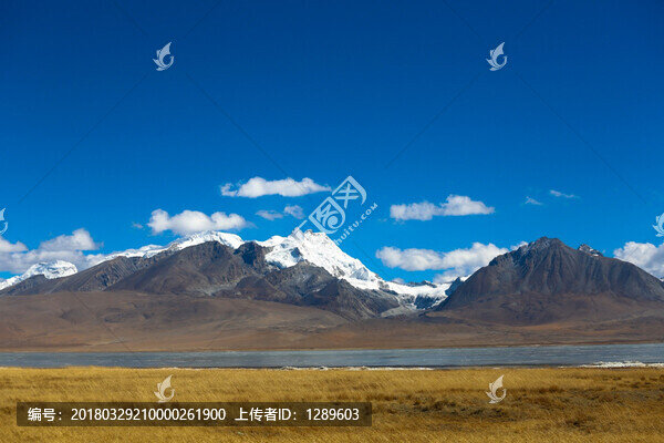 連綿的雪山