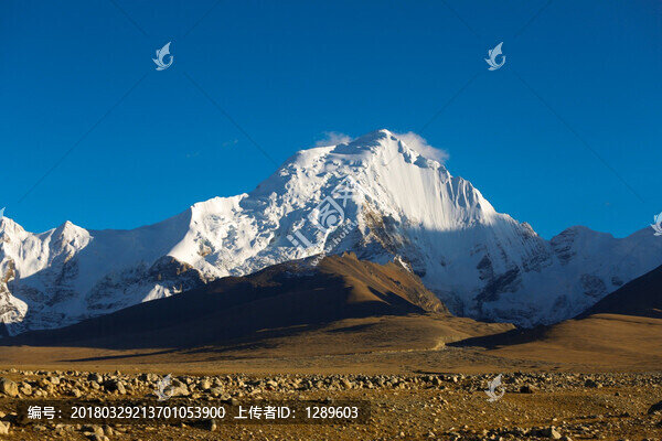 夕陽(yáng)下的雪山