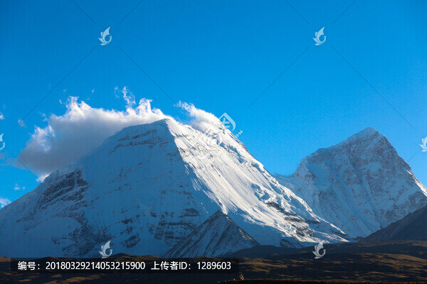 夕陽(yáng)下的雪山