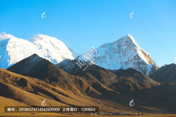 夕陽下的雪山