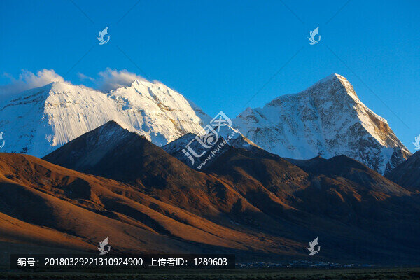夕陽(yáng)下的雪山
