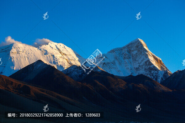 夕陽(yáng)下的雪山