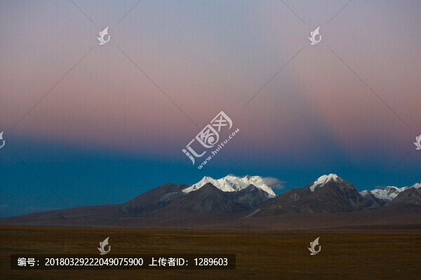 夕陽(yáng)下的雪山