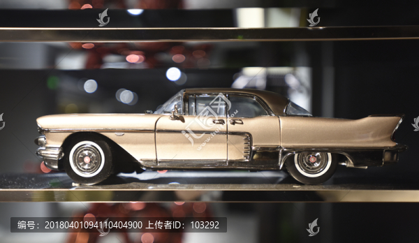 金色的汽車模型