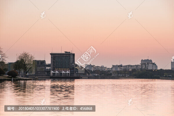 夏陽湖畔