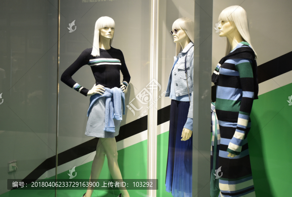 時(shí)尚女裝店的櫥窗模特