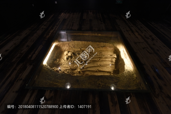 遠(yuǎn)古巴人遺址雕塑