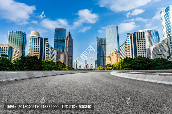 前景為瀝青路面的廣州建筑群