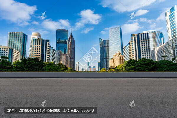 前景為瀝青路面的廣州建筑群