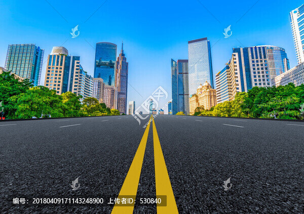 前景為瀝青路面的廣州建筑群