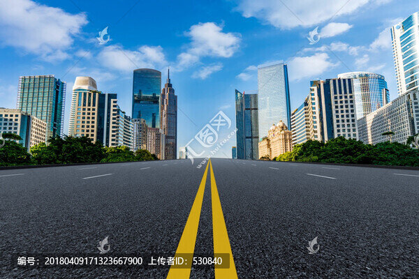 前景為瀝青路面的廣州摩天大樓
