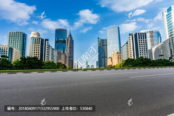 前景為瀝青路面的廣州摩天大樓