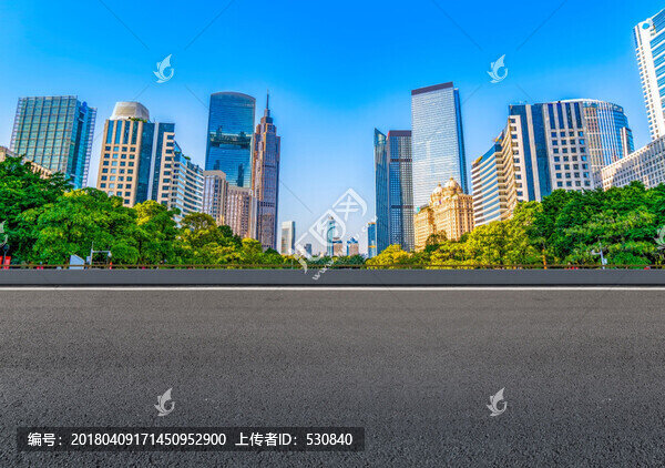 前景為瀝青路面的廣州CBD建筑
