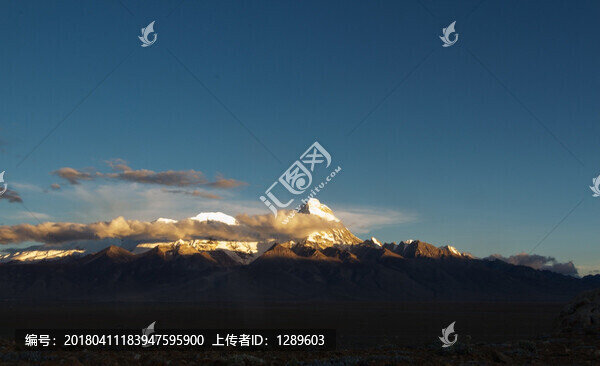 雪山和晚霞