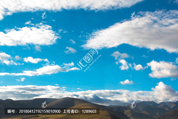 飄過(guò)山崗的云朵