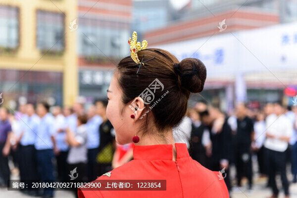 禮儀小姐側(cè)面