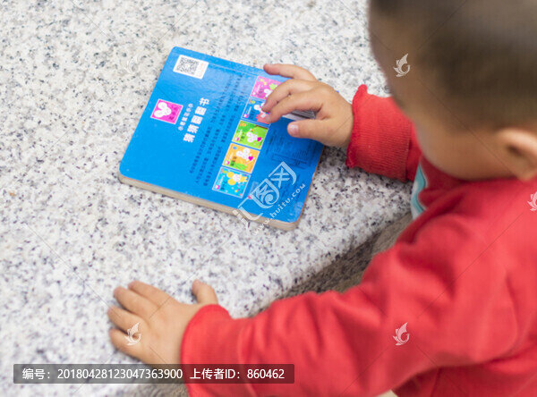 小孩看書