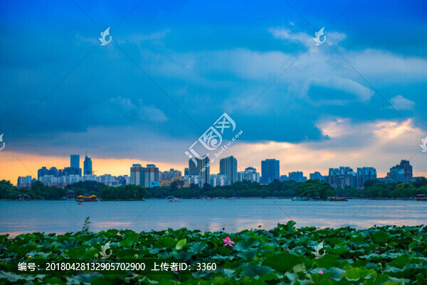 晚霞中的大明湖