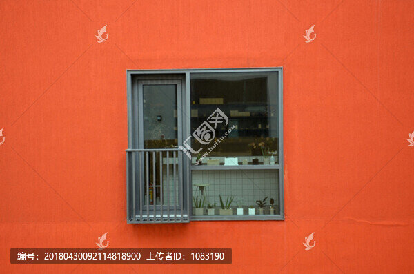 紅墻陽臺(tái)窗