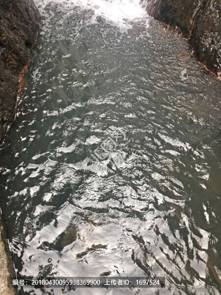 山澗水流
