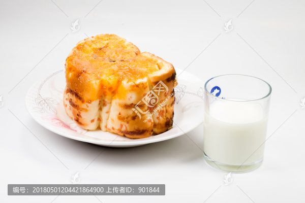 一杯牛奶和奶油肉松面包