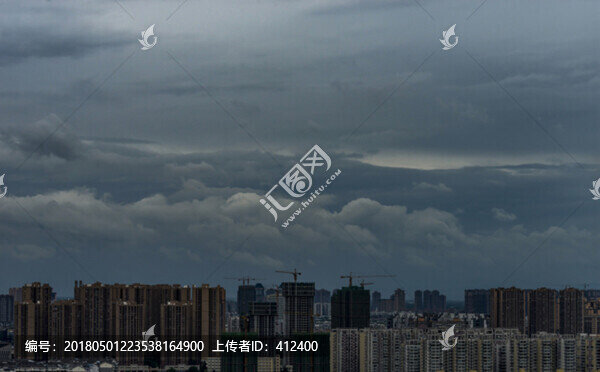 城市上空奔跑的云