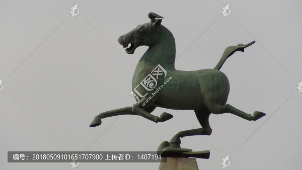 銅奔馬群雕