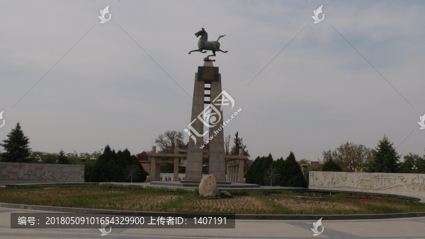 銅奔馬群雕