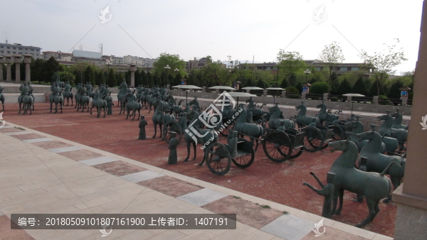 銅奔馬群雕