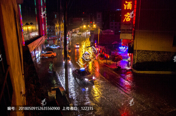 雨夜的街道