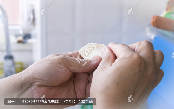 手工包餃子