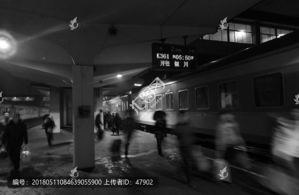 夜晚火車站臺(tái)