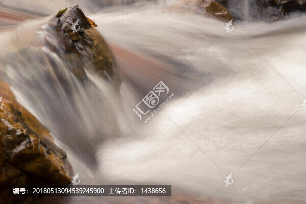 溪水
