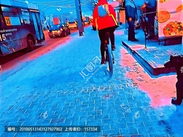 街頭騎自行車的人