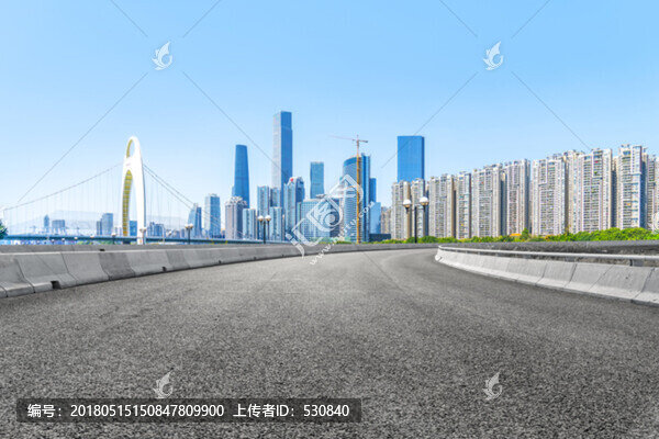 前景為瀝青路面的廣州摩天大樓