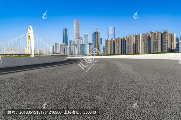 前景為瀝青道路的廣州地標建筑群