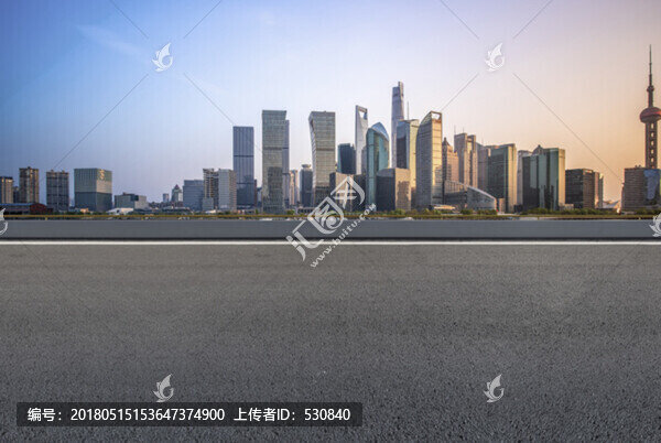 前景為瀝青路面的上海陸家嘴建筑