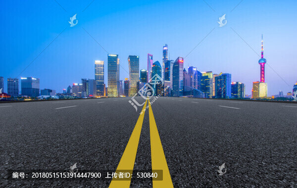 前景為瀝青路面的上海陸家嘴建筑