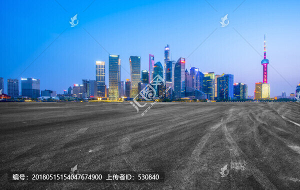 前景為瀝青路面的上海陸家嘴建筑